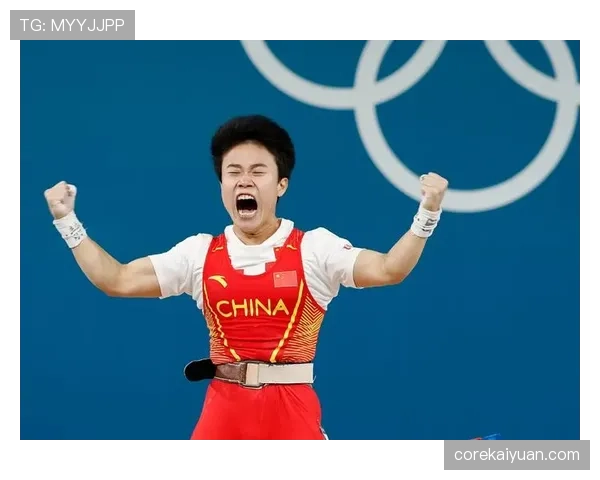 侯志慧训练完随手啃鸡腿的样子，真不像举重冠军该有的自律？