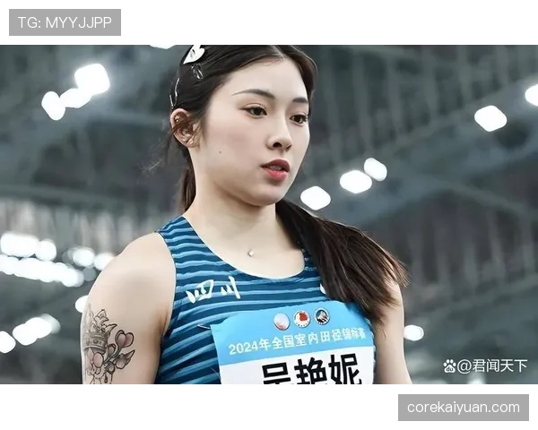 吴艳妮穿着球鞋逛街被认出来了，路人直接懵圈，她平时到底怎么穿衣服的？